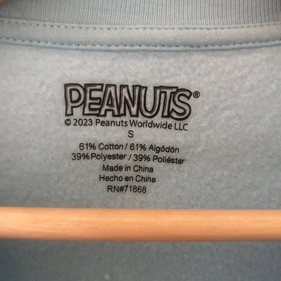 💙 Peanuts Small Light Blue Crewneck Sweatshirt – Snoopy & Friends Ice Skating - Picture 5 of 6